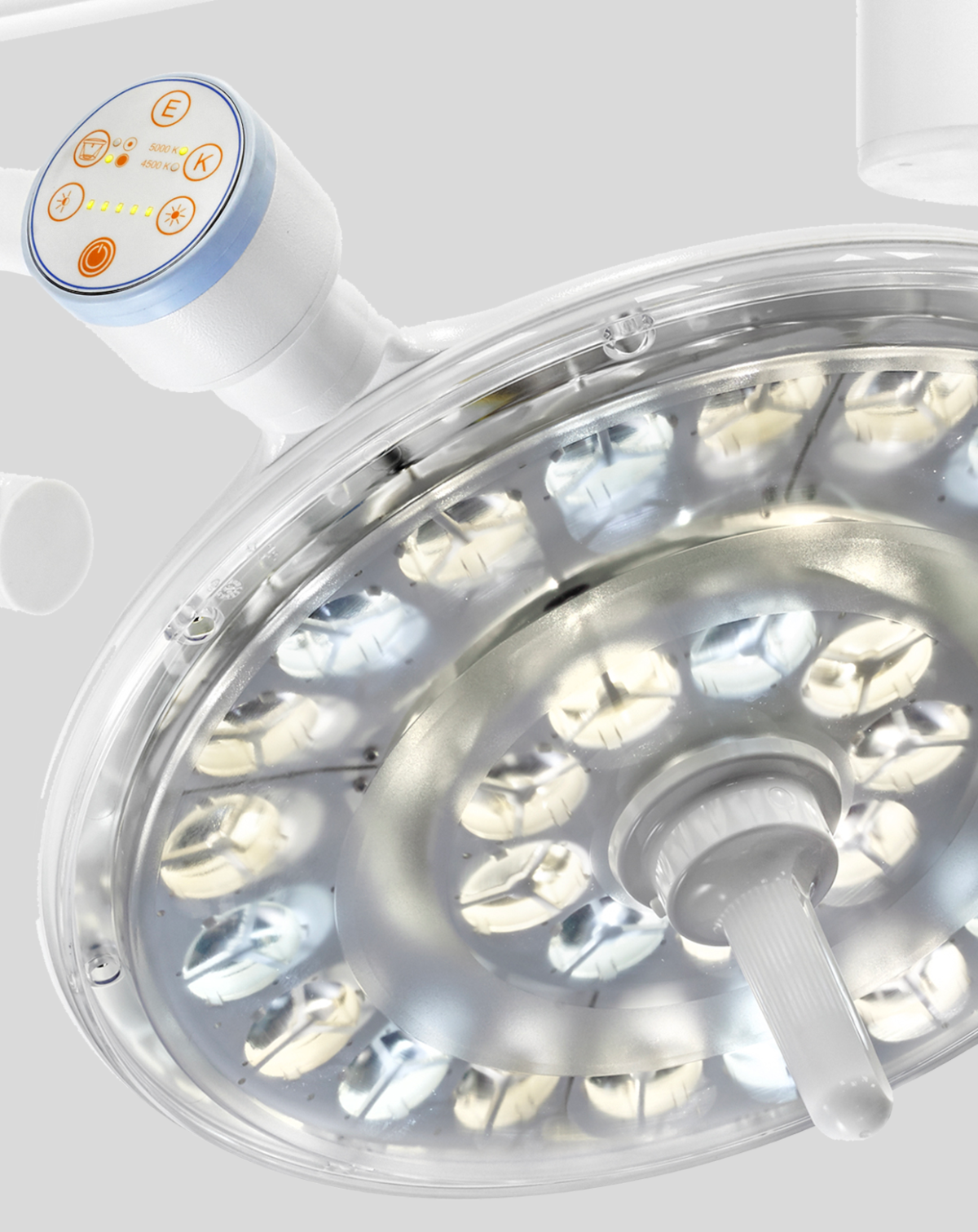 The scialytic U29 lamp has been designed to offer a comfortable light without any dazzling effect for the surgeon or assistants. The indirect light, a fundamental characteristic of the U29 surgical lamp, guarantees the surgeon a cold, deep and dazzling light.