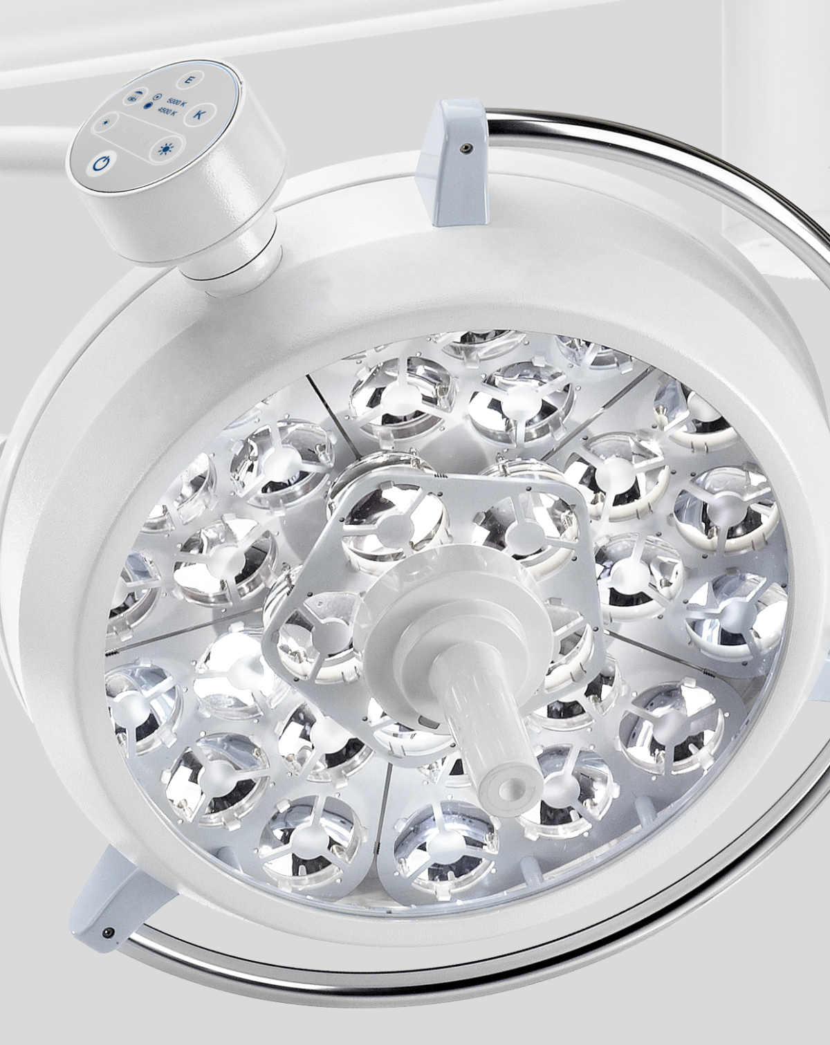 Pentaled 30 E is a scialytic led lamp for small surgery. It is part of the PENTALED E SERIES, and is particularly suitable in operating rooms where the lamp must be small in size in order not to interfere with other equipment hanging from the ceiling. It is ideal for maxillofacial surgery and cosmetic surgery.